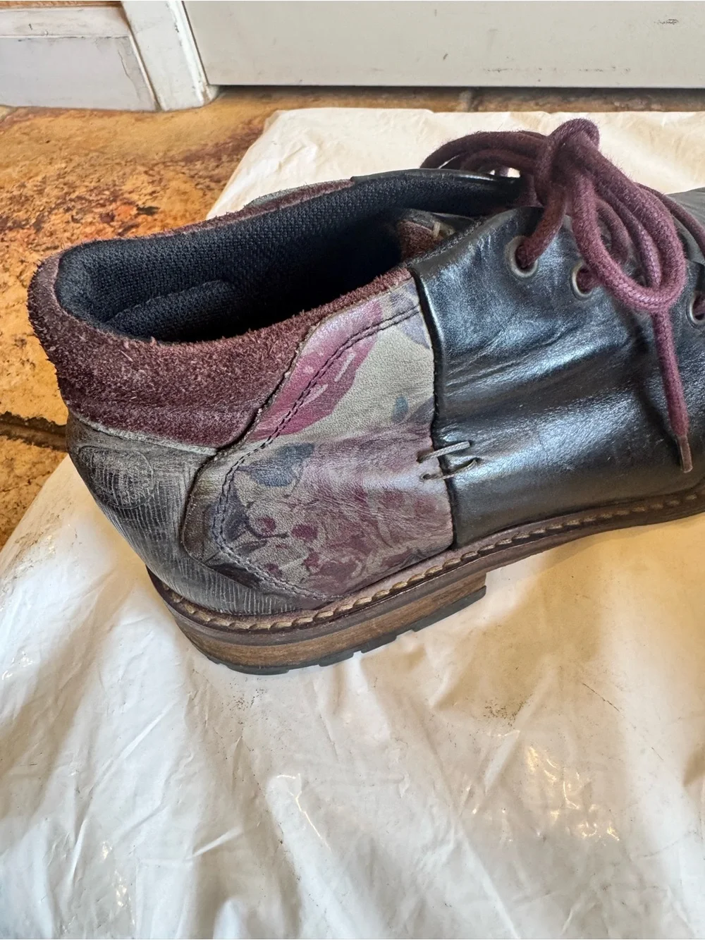 Men's Black Leather Lace-Up Dress Boots with Burgundy Laces. Used Good Condition